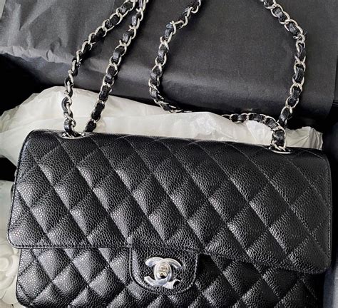 chanel classic flap 包内序列号 在哪里|Chanel flap.